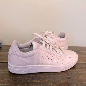 Kswiss, they are a pinkish purple , mauve color. In great shape!